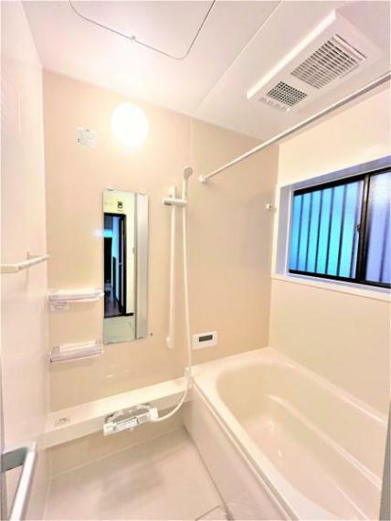 【ユニットバス】浴室はハウステック製の新品のユニットバスに交換しました。浴槽には滑り止めの凹凸があり、床は濡れた状態でも滑りにくい加工がされている安心設計です。