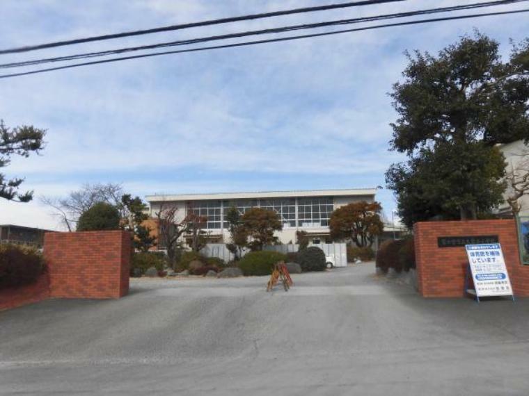 【小学校】大富士小学校まで約1.7km（徒歩約22分、車約5分）。