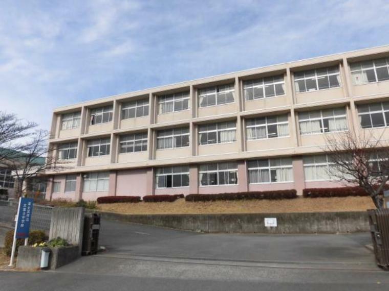 【中学校】大富士中学校まで約1.8km（徒歩約23分、車約5分）。友達と自転車でお話しながら帰ることができます。