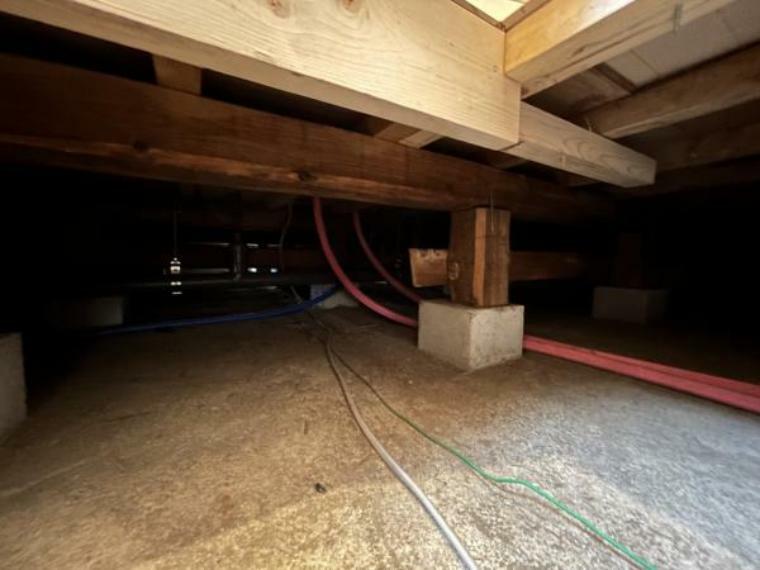 【床下】中古住宅の3大リスクである、雨漏り、主要構造部分の欠陥や腐食、給排水管の漏水や故障を2年間保証します。その前提で床下まで確認の上でリフォームし、シロアリの被害調査と防除工事を行いました。