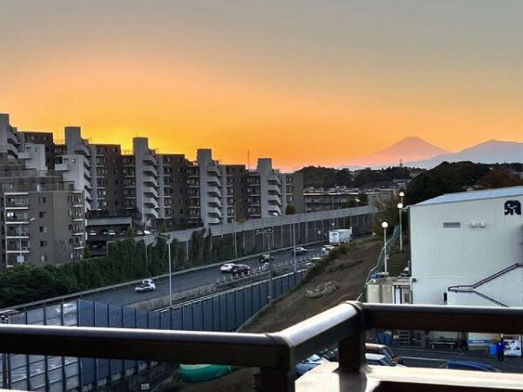 天気が良いとリビングのバルコニーから富士山を見ることができます。