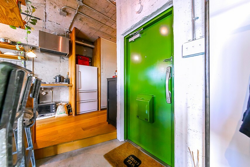 緑色のドアが特徴の玄関