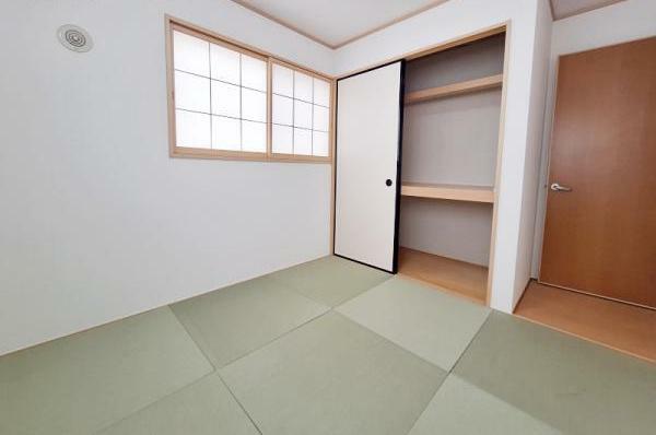 落ち着いた雰囲気の和室。半畳タイプの琉球畳です。