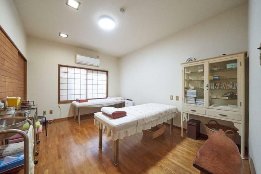 現在鍼灸院の施術室として使用している洋室（4）。