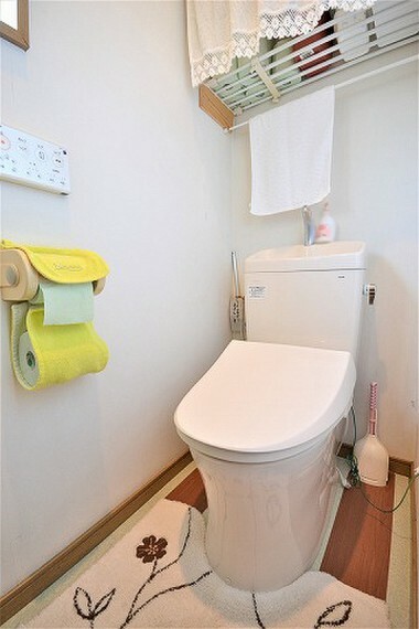 【トイレ】1階トイレ　ウォシュレット付きで、清潔感のあるトイレです。