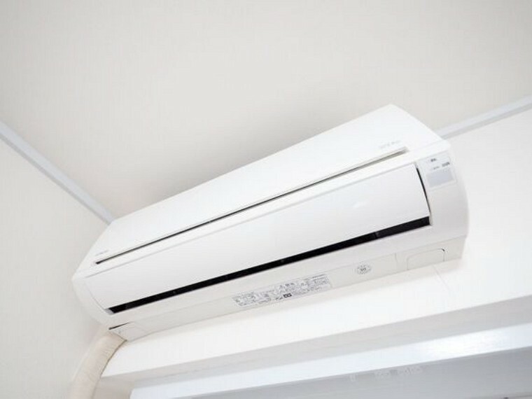 エアコンは短時間で部屋全体を暖めることができます。また、ガスなど燃料の燃焼を伴わないため、部屋の空気をきれいに保つことができます。その上、暖房器具の中ではランニングコストが安いです。