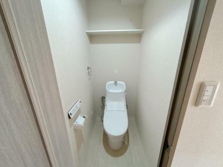 落ち着いた内装の壁面収納つきのトイレです。お手入れやお掃除が、簡単にできるシンプルなデザインのトイレです。