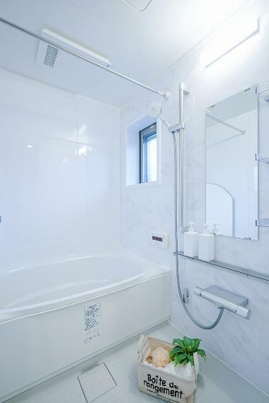 浴室換気乾燥機付きの浴室。明るい窓付き浴室となります。