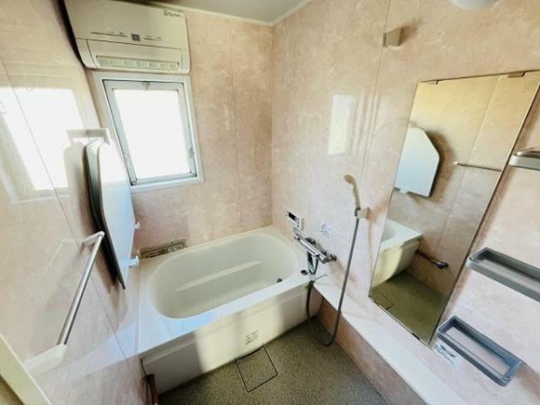 ゆったりバスで一日の疲れをリフレッシュ！浴室には窓があり換気もしやすいですね。