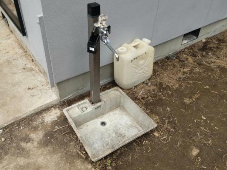 【リフォーム中・外水栓】外水栓を新品に交換致します。こちら玄関前にございますので洗車などに便利ですね。
