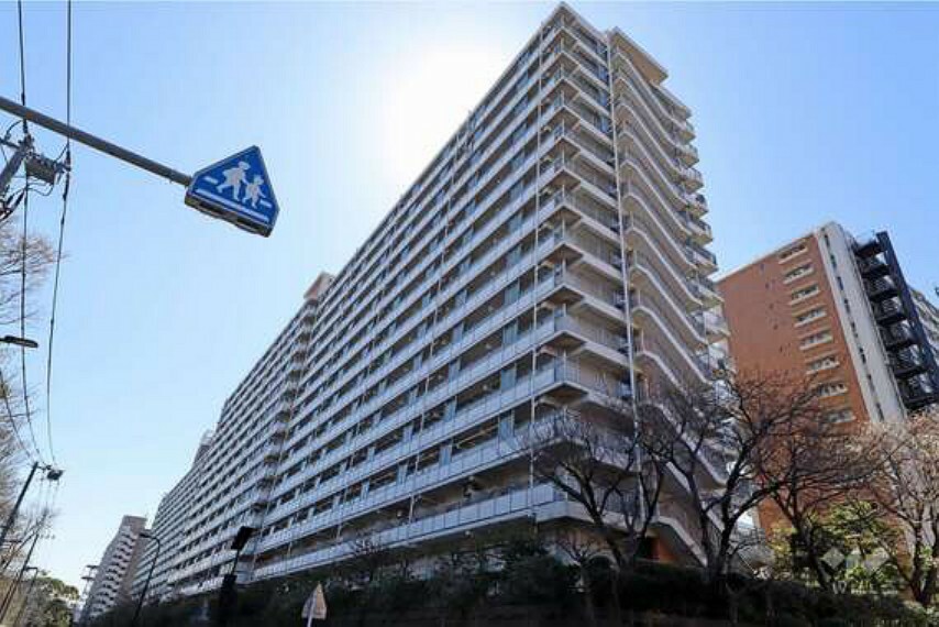 潮路東ハイツ54号棟の外観（北東側から）。東京モノレール「大井競馬場前」駅徒歩約13分とアクセス便利なマンションです。