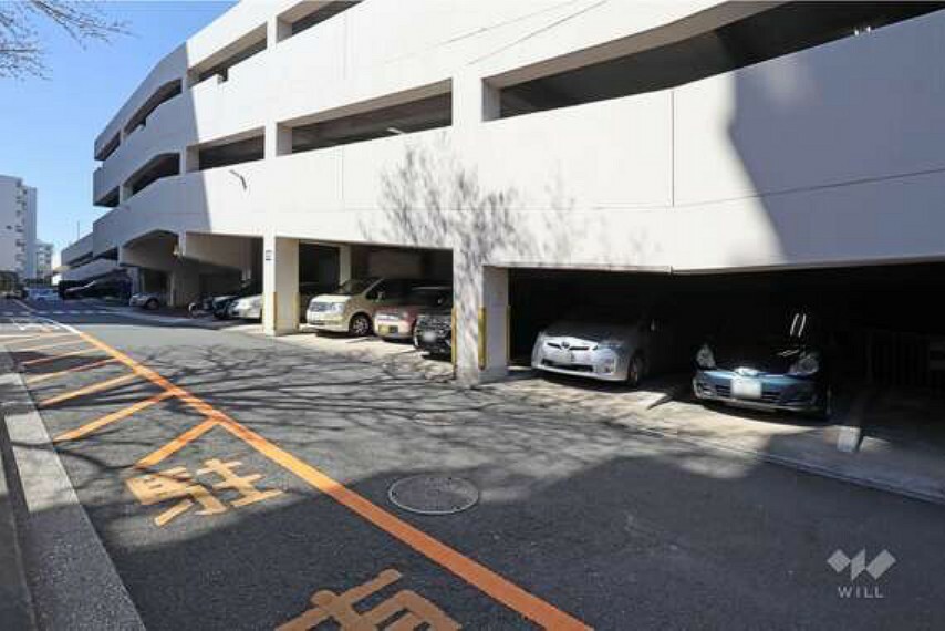 敷地内の立体駐車場。間口が広く車の出し入れがしやすいです。スペースも十分に確保されているので、駐車も楽に行っていただけます。