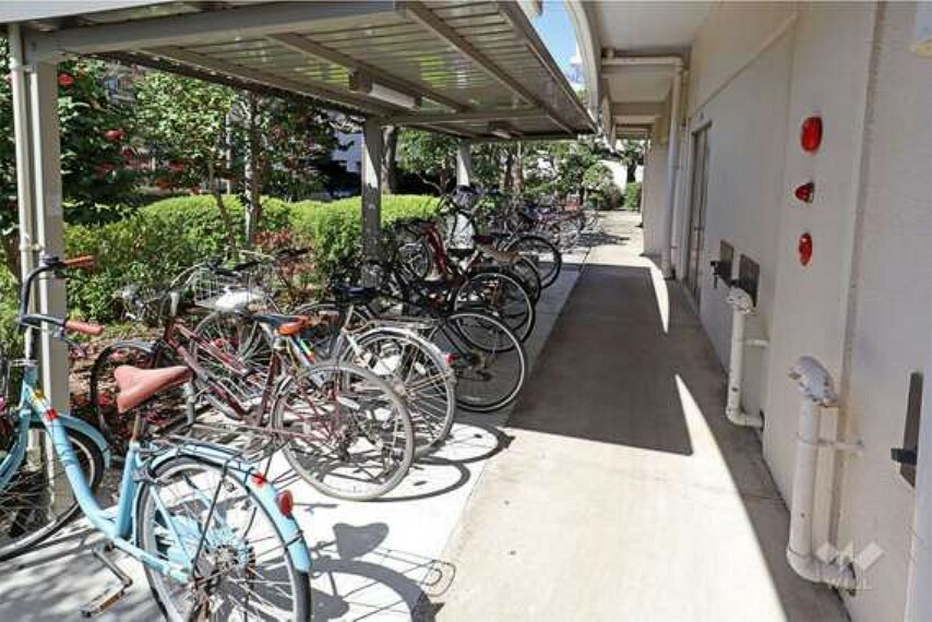 屋外にも駐輪場がございます。綺麗に区画割りされています。周辺は自転車での移動にも便利です。