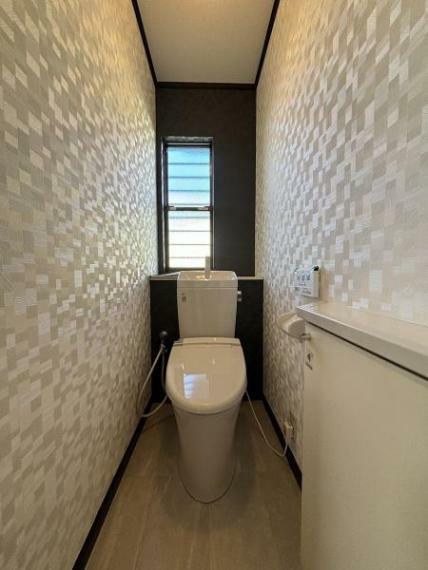 シンプルなデザインのトイレです。<BR/>小窓があり明るい光が降り注ぎます