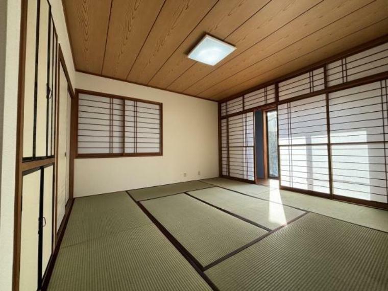 リビングに繋がる和室は、畳の上でリラックスしたり<BR/>趣味の部屋としてもご利用いただけ、ご家族に嬉しい一部屋です