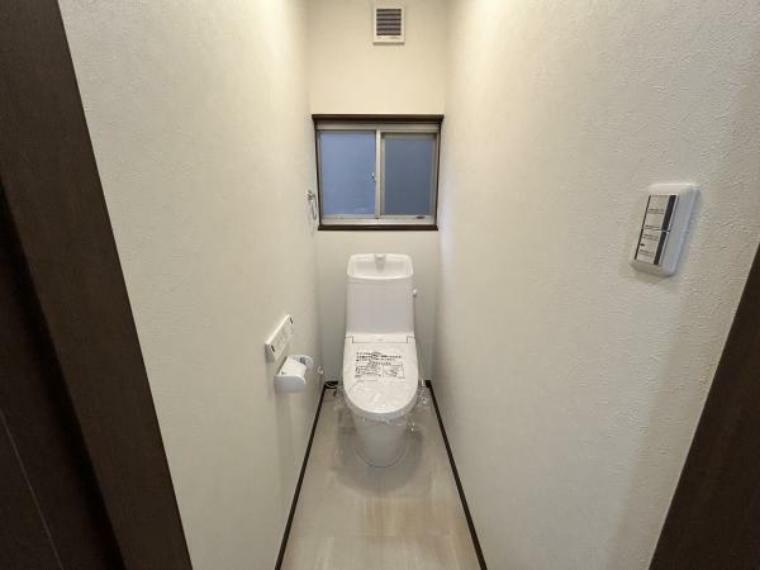【リフォーム済】1階トイレは配置の変更を行い新品便器に交換、壁・天井クロス張替え、照明交換、床はクッションフロアー張替えを行いました。