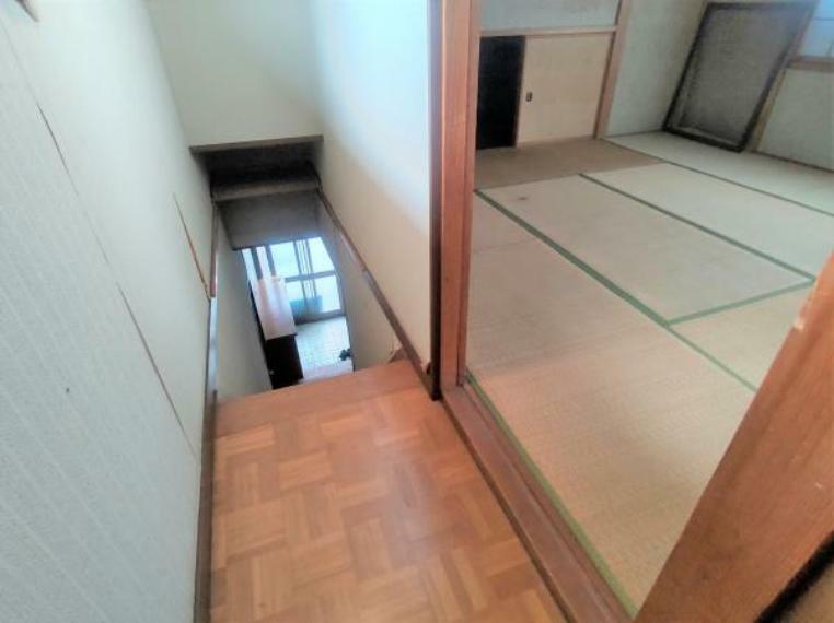 【リフォーム中】2階の廊下です。床材を重ね張りし、壁天井のクロスを張り替えを行います。