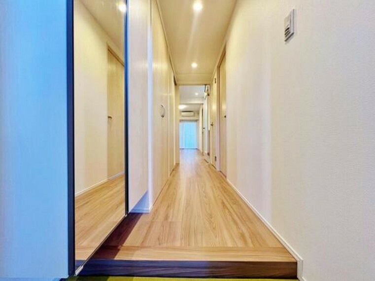 明るい玄関を上がると廊下には収納スペースが。実際に生活する側に立って設計した工夫が要所要所に感じます。設計士のキメ細やかさがこの邸の魅力の一つです。