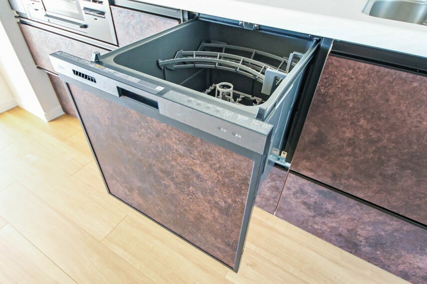 【ビルトイン食器洗乾燥機】食洗機は高温のお湯や高圧水流で汚れを効果的に落とし殺菌効果も期待できます。