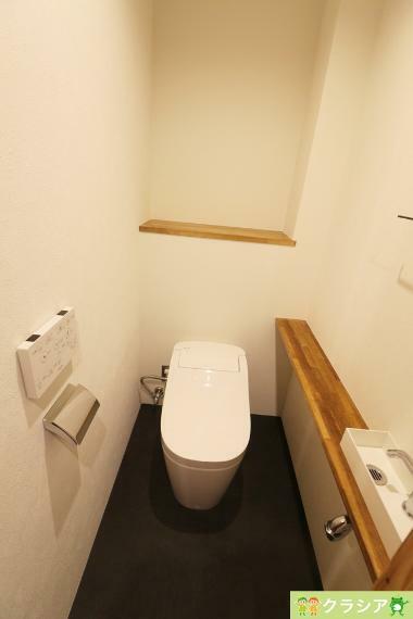 タンクレストイレのシンプルなデザインは、トイレの室内全体をすっきり見せてくれる効果があります（2024年1月撮影）