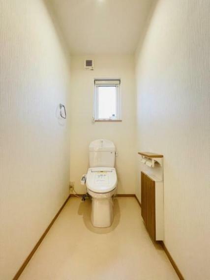 ゆとりのあるトイレは採光窓が付いていて明るい空間です！