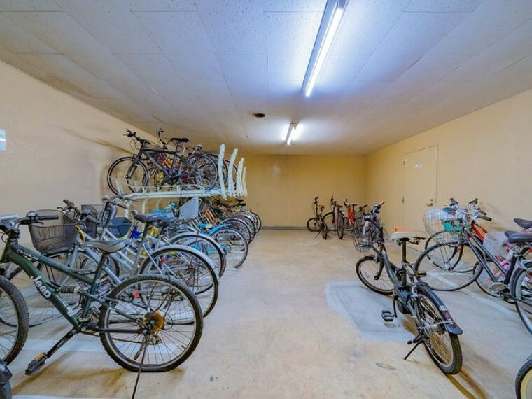 きちんと整頓された自転車置き場。