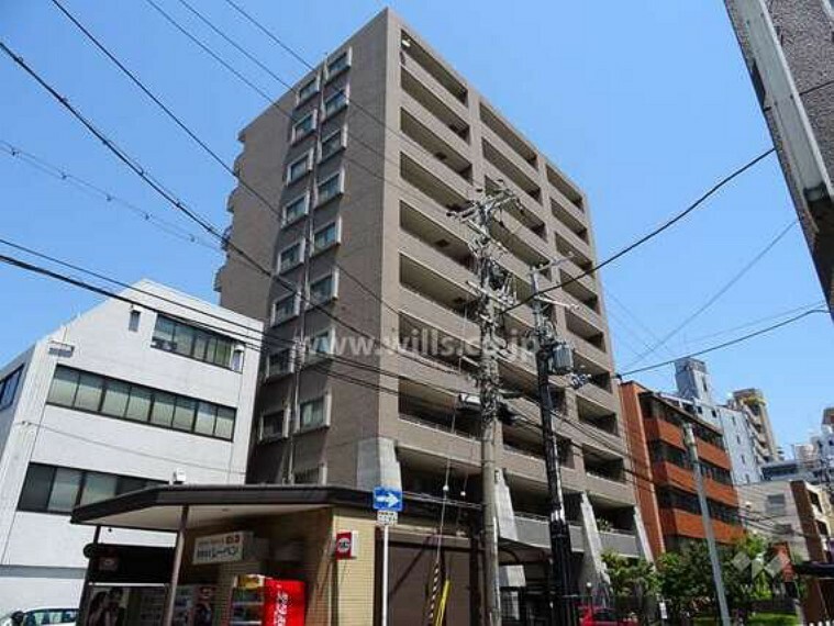【ディークラディア江坂の外観（南西側から）】大阪メトロ御堂筋線「江坂」駅から南西へ徒歩6分、『江の木町』にある総戸数27戸のマンションです。