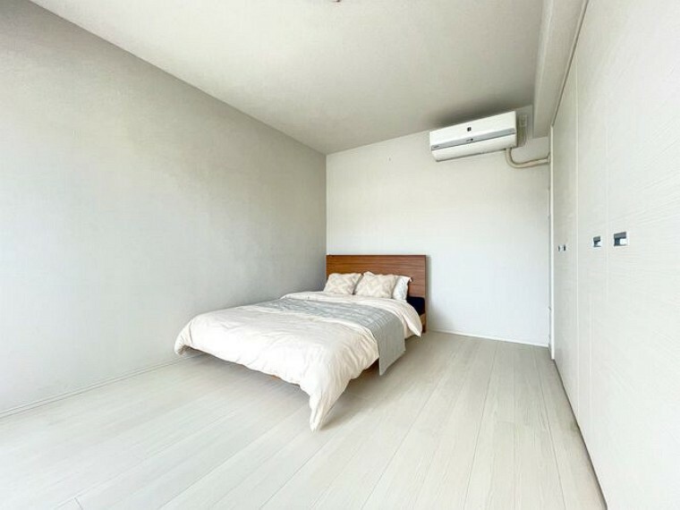 白を基調とした清潔感のある空間です。※家具ステージングは価格に含まれません。