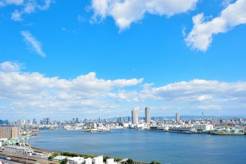 前面を遮る物はなく、大きな空と安治川に反射するきらきらとした光を眺めることができます。大阪湾を望む眺望があり、USJも近くです。