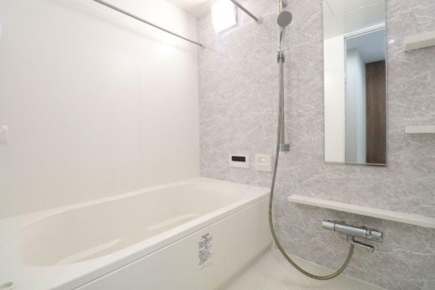 【浴室】清潔感あふれるホワイト調の浴室！ミストサウナ、浴室暖房乾燥機等嬉しい機能もたくさん