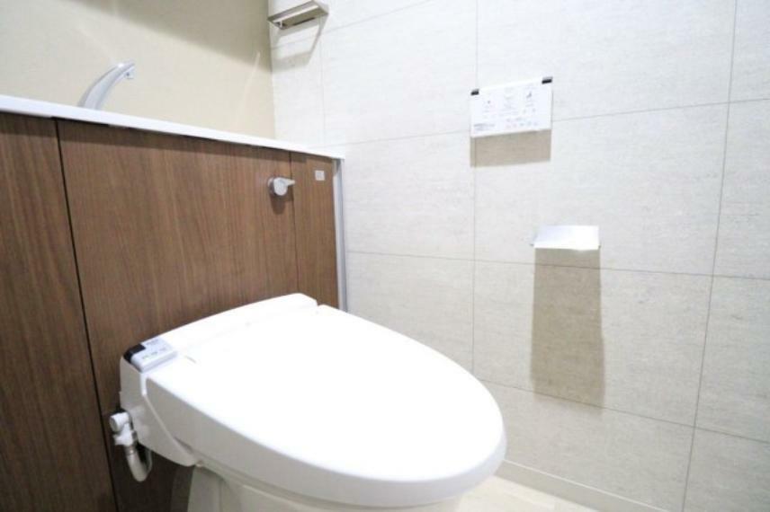 【トイレ】清潔感のあるデザインのトイレです。手洗い水栓付きで清潔にご利用いただけます