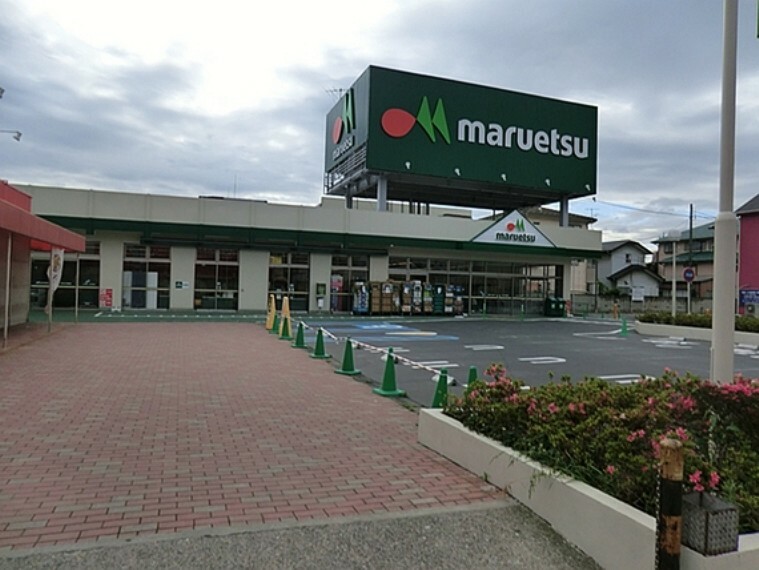 マルエツ蒲生店（650m）営業時間:あさ9時～よる9時。関東地方に展開するスーパーマーケットチェーンである。 食品スーパーマーケットとしては国内最大規模の店舗数、売上高、利益を誇る。