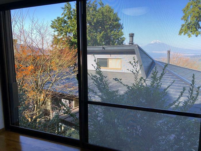 2階洋室からの眺望　室内からも富士山が見えます