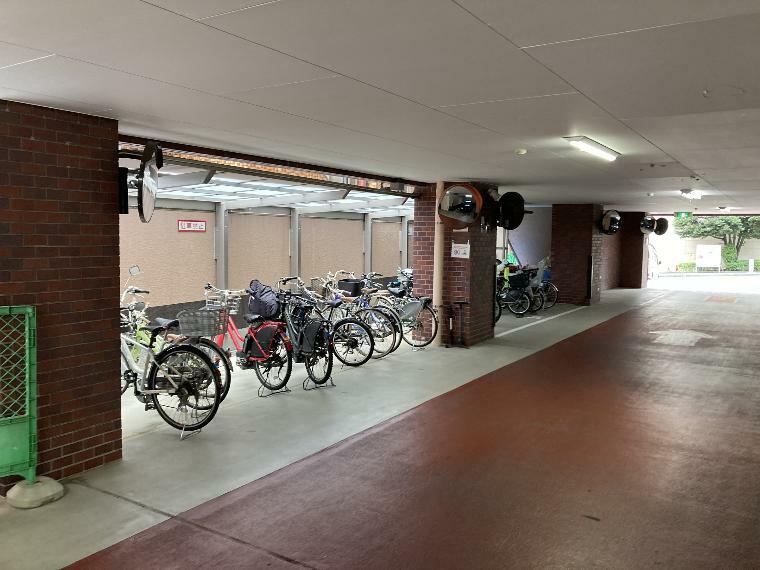 敷地内にある屋根付き駐輪場は、天候による汚れや日焼けによる劣化などから自転車を守ります。