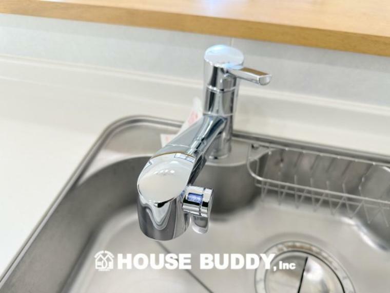 「浄水器一体型水栓」 ヘッドはシャワーや浄水・原水に切り替え可能でノズルが延びるビルトイン式浄水器水栓を採用。 シャワーノズルでシンク周りも簡単にお手入れでき、見た目もスッキリです。