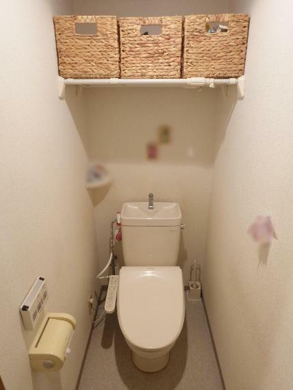 トイレ　奥行きがありスペースが確保されています
