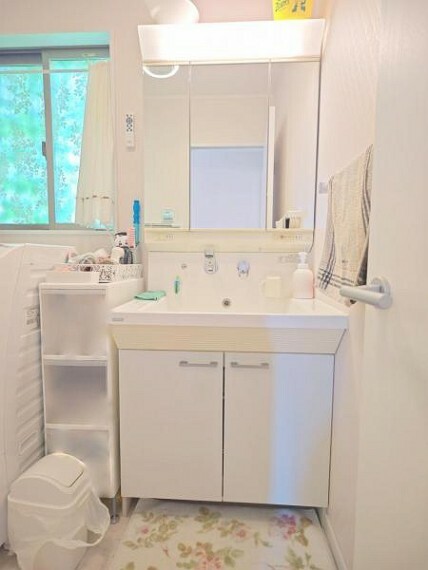 ■収納豊富な三面鏡洗面台のあはメイクアップもしやすい大きなミラーが嬉しい！