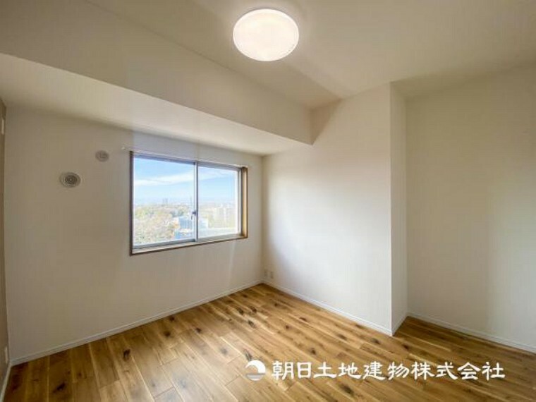 【洋室】お気に入りの家具や小物に囲まれたお部屋はとても居心地の良い空間になりますね