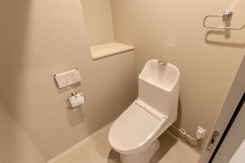 ボタン一つで洗浄可能なパワー脱臭機能付きトイレ