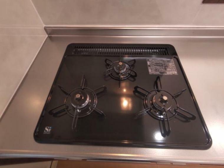 【リフォーム済】新品交換したキッチンは3口コンロなので同時進行で調理可能。大きなお鍋を置いても困らない広さです。