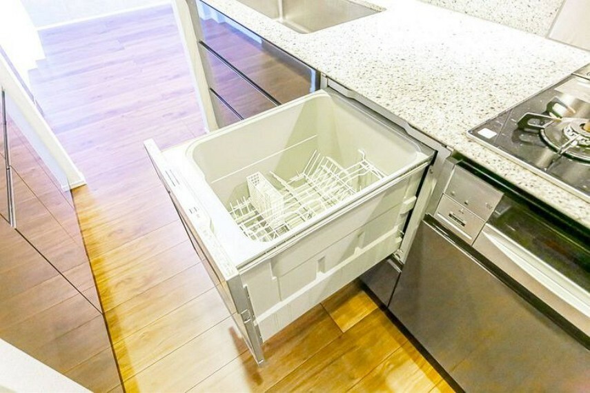 【システムキッチン】食器洗浄乾燥機は少量のお湯で循環洗浄が可能。キッチンワークを強力にサポート。