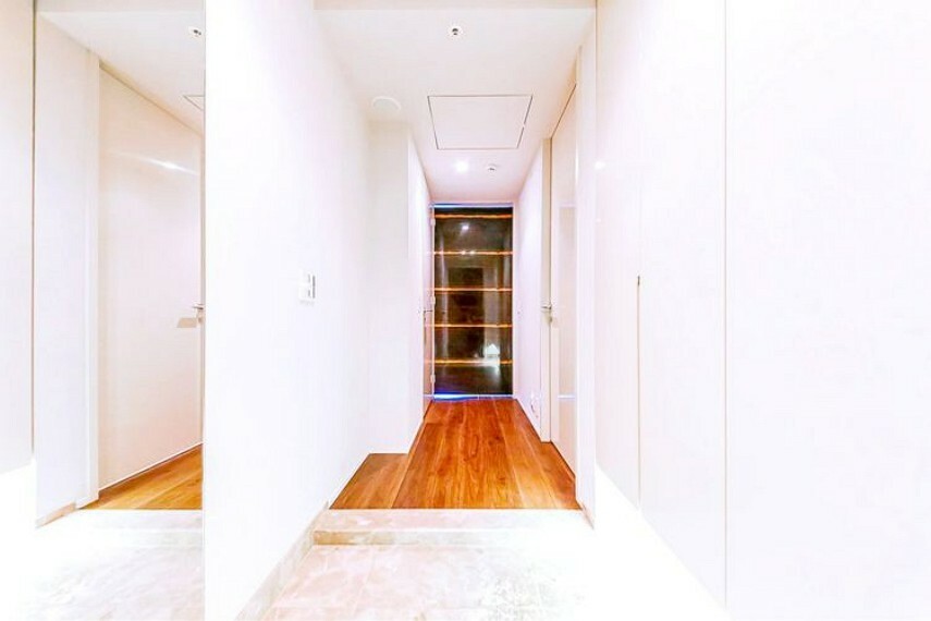 【玄関】ホワイトとウッドを基調とした玄関はとてもゆったりとしたスペース。寛ぎを与えてくれる。
