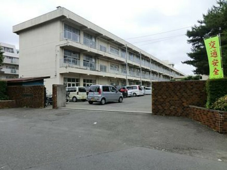 【小学校】鶴の台小学校まで736m