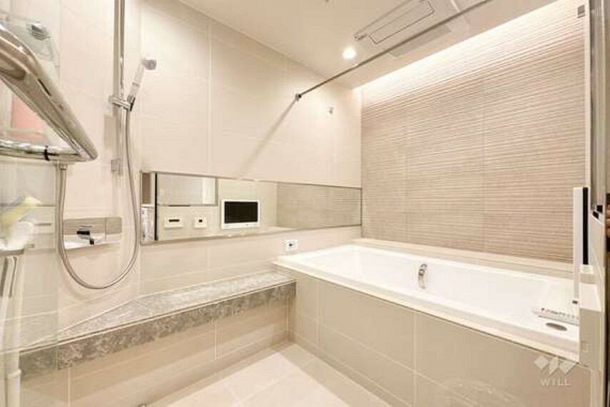 TV付き浴室。浴室乾燥暖房機・追い炊き機能付きでデザイン性と機能性を兼ね備えたバスルームです。