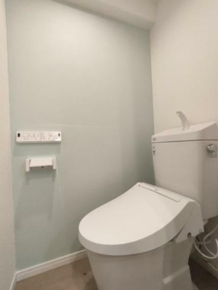 ・トイレ 少し広めの空間が取られ、リラックスできるシンプルなトイレ。