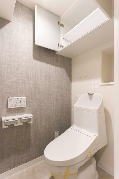 温水洗浄便座付トイレ、上部吊戸棚には掃除用具も収納可