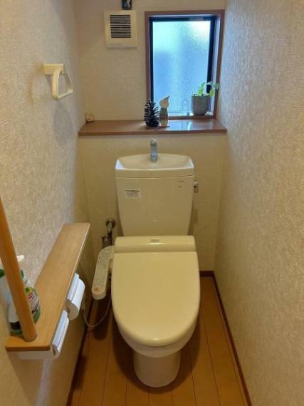 1Fトイレ■シンプルで無駄のないデザインでお掃除しやすさGOOD！　キレイがずっと続くトイレです。