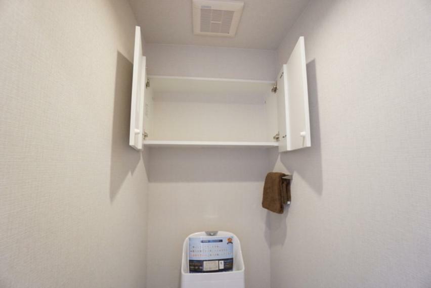 トイレの上部には扉付きの棚が設けられています。