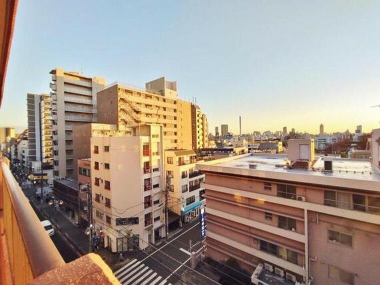 陽射しとともに、少しづつ装いを変える街の景観から、星空が地上に映りこむかのような夜景のきらめきまで、この街ならではの美しい風景の物語が室内に展開します。手を伸ばせば、ふれることができそうな眺望も魅力。