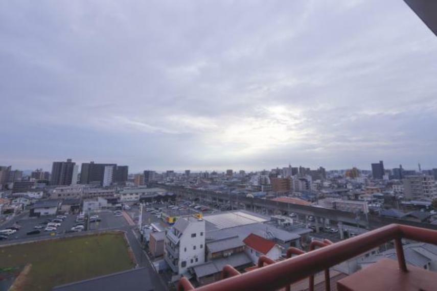現地（2023年12月）撮影<BR/>リビングバルコニーからの眺望です。